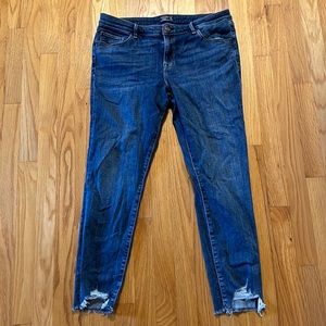 Abercrombie & Fitch Mid Rise Skinny Ankle. Dark wash with frayed ankle!